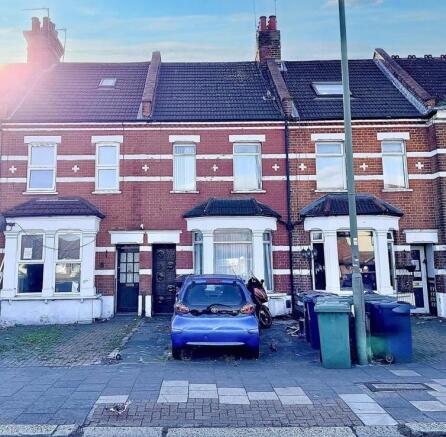 5 bed property, in Burnt Oak Broadway, £550,000