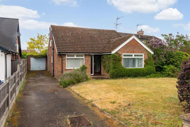 4 bed property, in Carde Close, £625,000