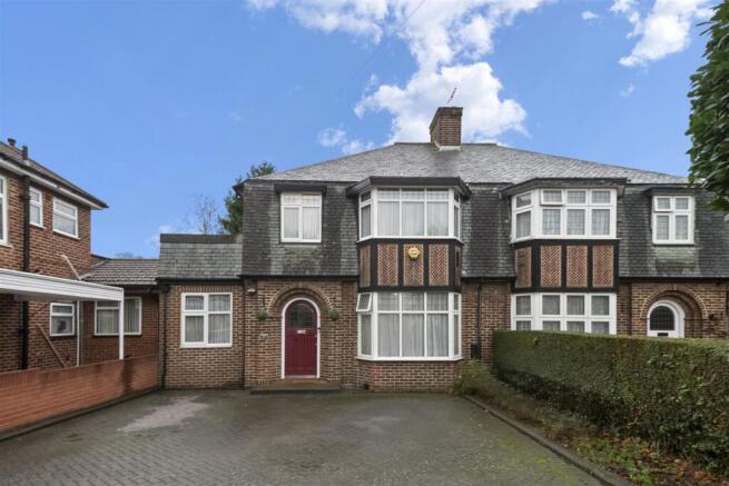 5 bed property, in Firs Drive, £799,999