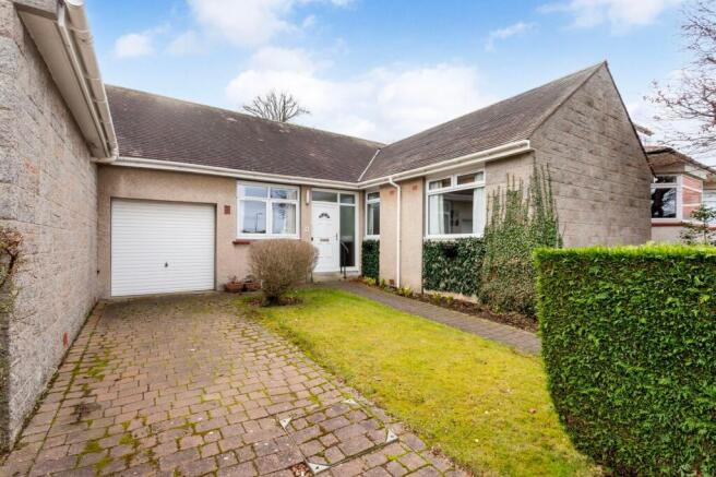 3 bed property, in Baberton Crescent, £460,000
