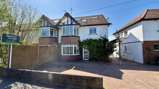 4 bed property, in Highview Avenue South, £600,000
