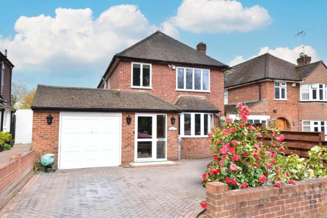 4 bed property, in Woodside Road, £825,000