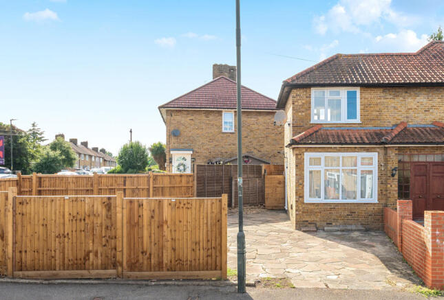 1 bed property, in Lessness Road, £350,000