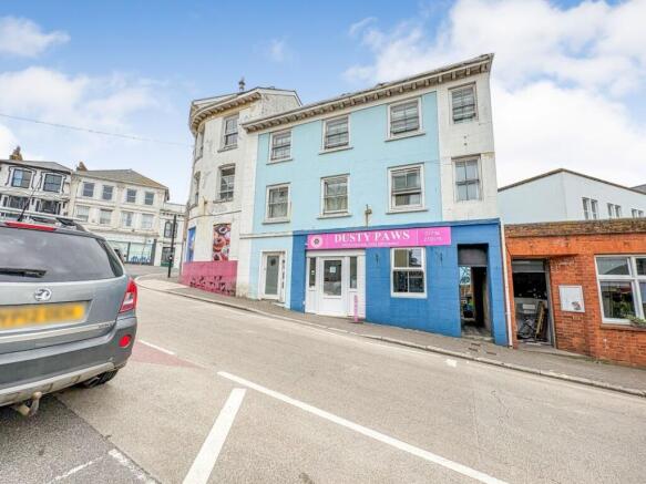 2 bed property, in Albert Street, £90,000