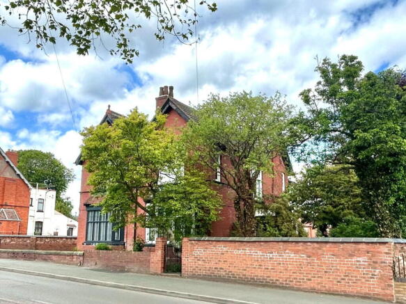 3 bed property, in Goldthorn Hill, £299,950