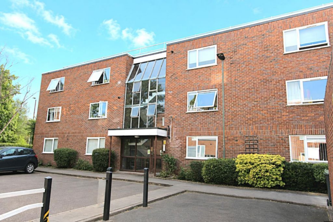 1 bed property, in Sutton Close, £180,000