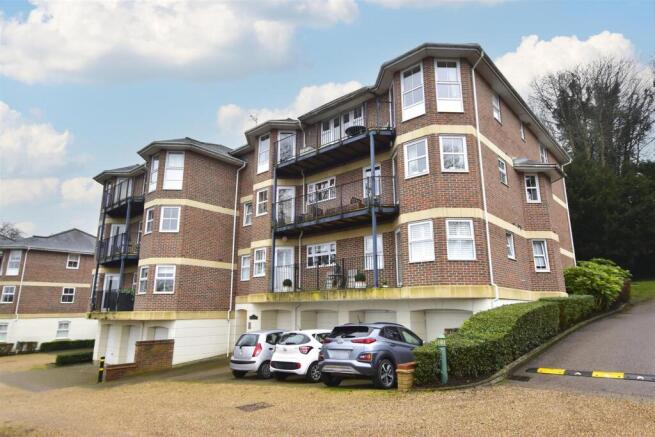 2 bed property, in Chesham Road, £495,000