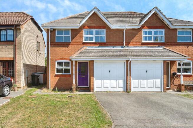 3 bed property, in Longfields, £270,000