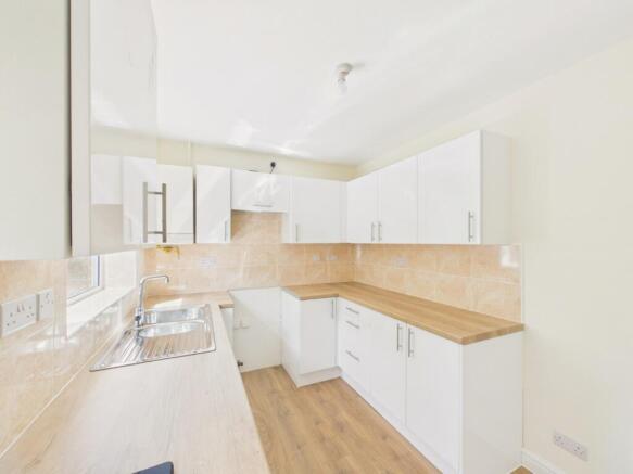 2 bed property, in Red House Farm, £190,000