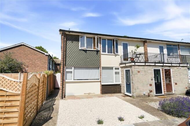 2 bed property, in Belvedere Close, £450,000