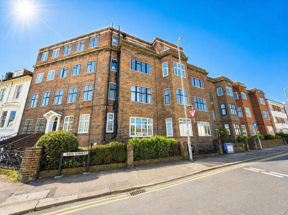 1 bed property, in Buckingham Close, £170,000