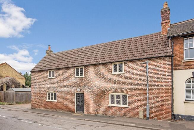 5 bed property, in Station Lane, £575,000