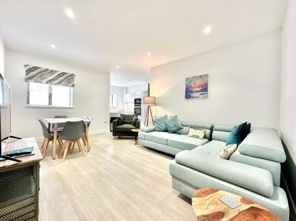 2 bed property, in Beach Road, £285,000