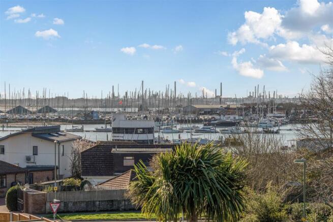 4 bed property, in Thornton Avenue, £895,000