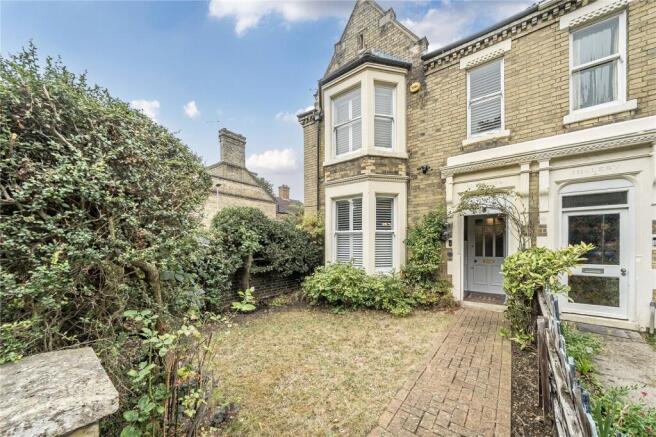 4 bed property, in Broadway, £470,000