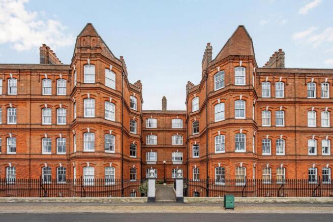 2 bed property, in Queens Club Gardens, £720,000