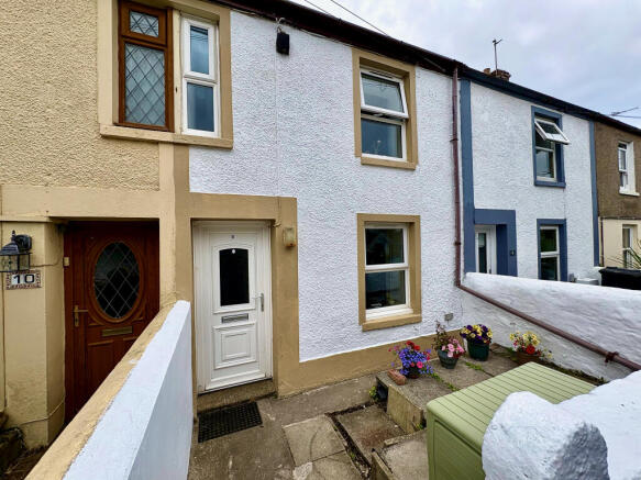 2 bed property, in Cross Street, £215,000
