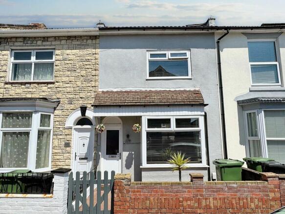 3 bed property, in Queens Road, £260,000