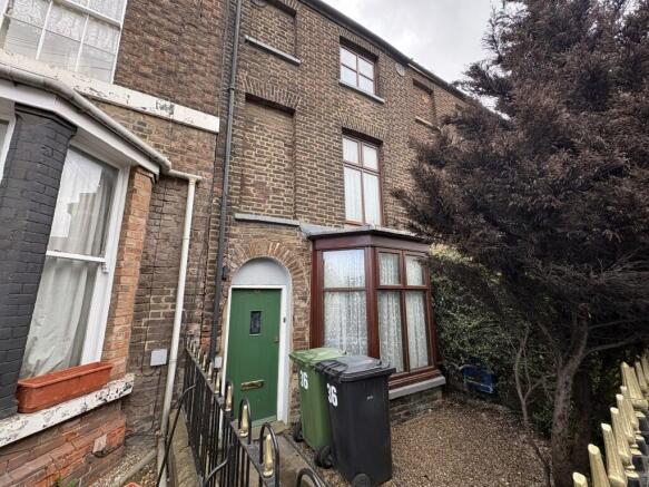 2 bed property, in 36 London Road, £110,000