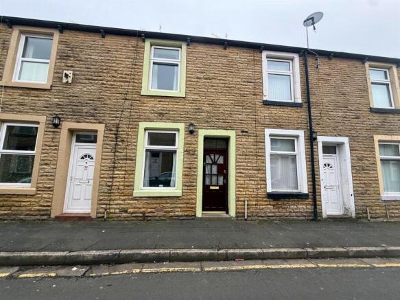 2 bed property, in Leyland Road, £70,000