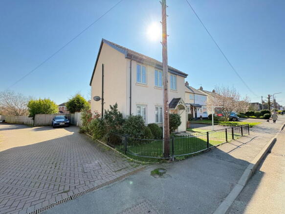3 bed property, in Edgmond Gardens, £360,000