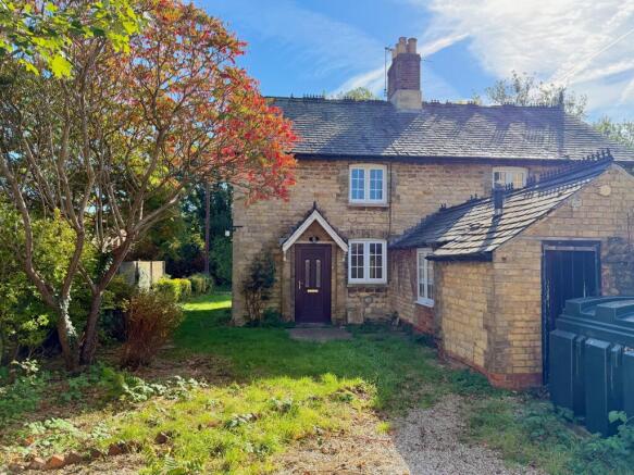 2 bed property, in Cliff Road, £174,950