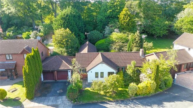 3 bed property, in Curwell Close, £450,000
