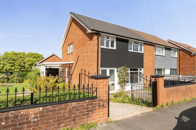 3 bed property, in Kilmersdon Road, £350,000