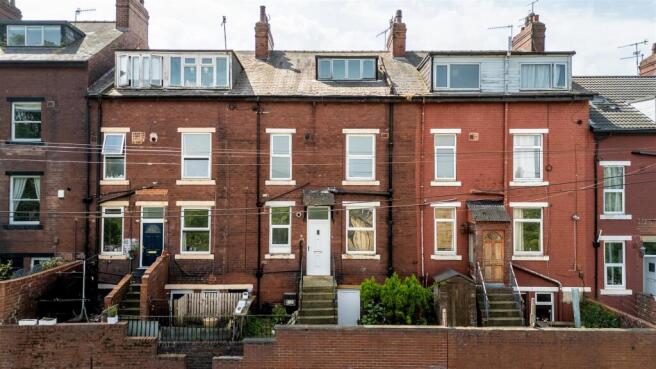 2 bed property, in Ross Terrace, £200,000