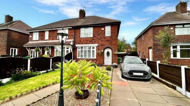 3 bed property, in Higher House Close, £250,000