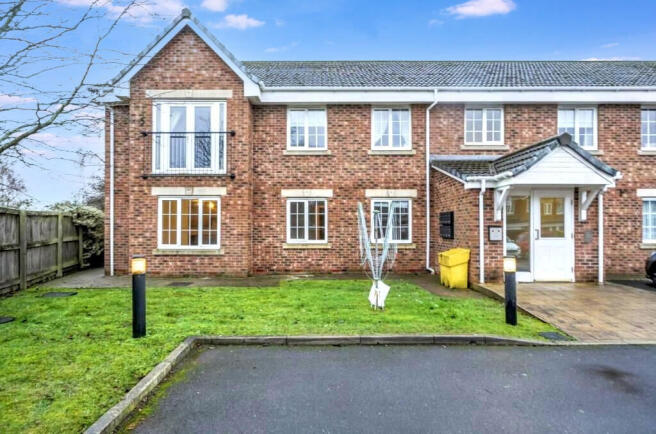 2 bed property, in Moat Way, £100,000