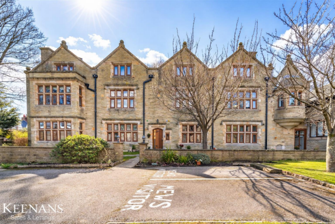 2 bed property, in Falinge Road, £210,000