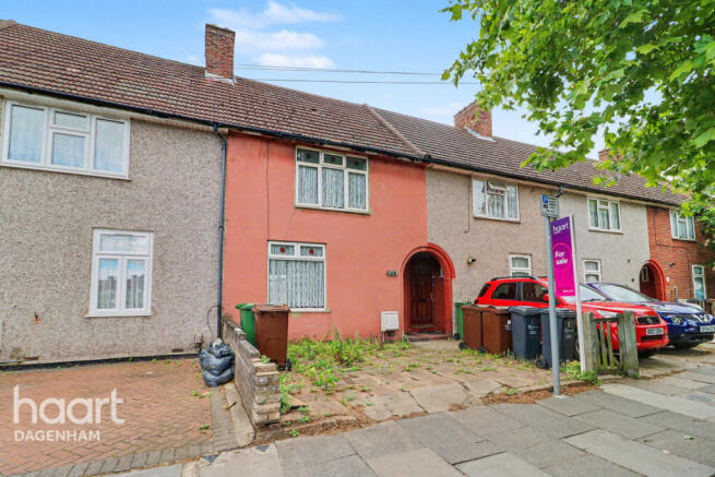 2 bed property, in Wood Lane, £385,000