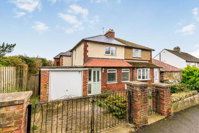 2 bed property, in I'anson Road, £200,000