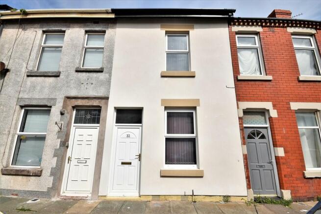 2 bed property, in Cross Street, £64,500