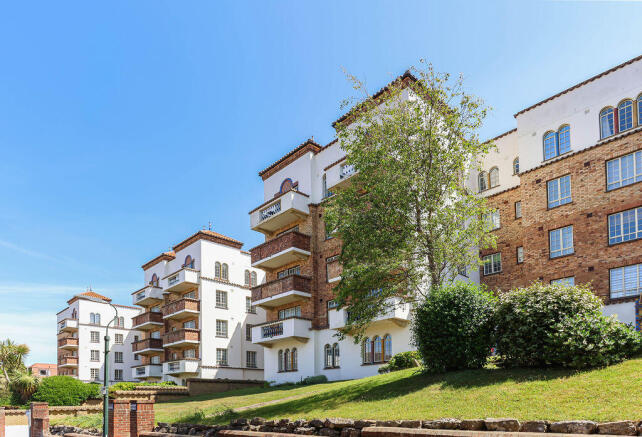 2 bed property, in Sea Road, £170,000