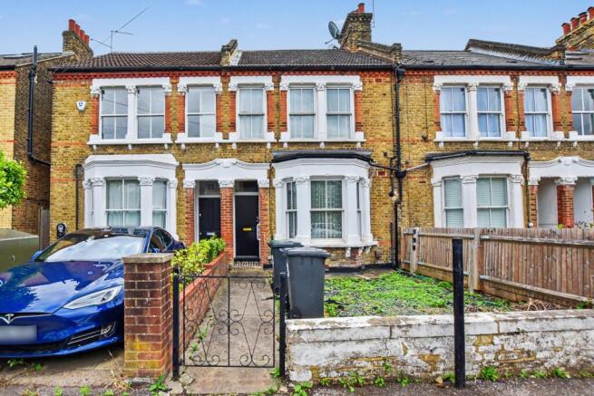 1 bed property, in Effingham Road, £210,000