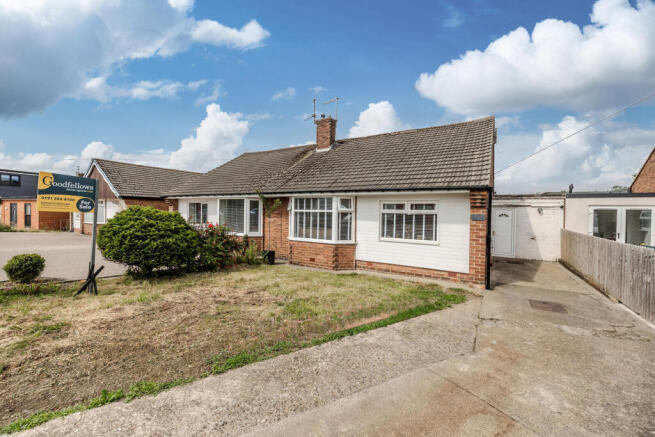 2 bed property, in Rayleigh Drive, £220,000