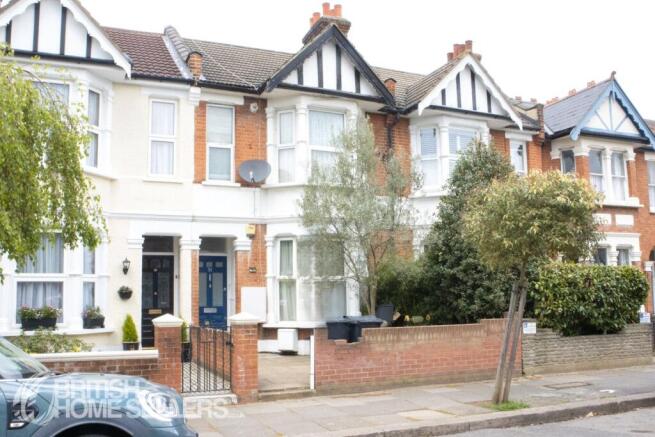 2 bed property, in Harpenden Road, £450,000