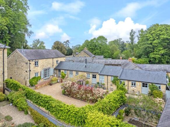 4 bed property, in Main Street, £1,000,000
