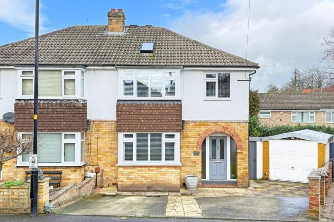 4 bed property, in St. Margarets Garth, £375,000
