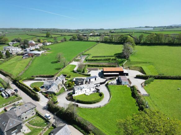 7 bed property, in Lower Hill Farm, £1,650,000