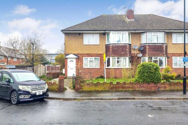 2 bed property, in Bedfont Close, £120,000