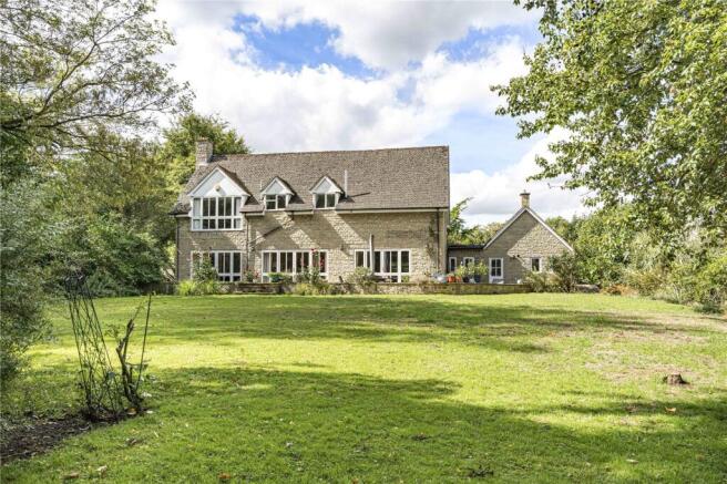 7 bed property, in Mill End, £1,500,000