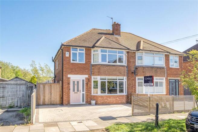 3 bed property, in Hillview Road, £485,000