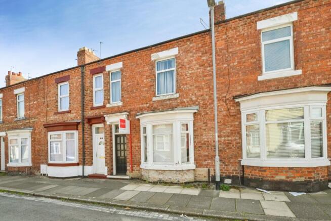 2 bed property, in Bartlett Street, £70,000