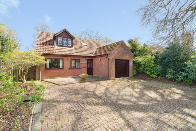 5 bed property, in Warren Road, £595,000