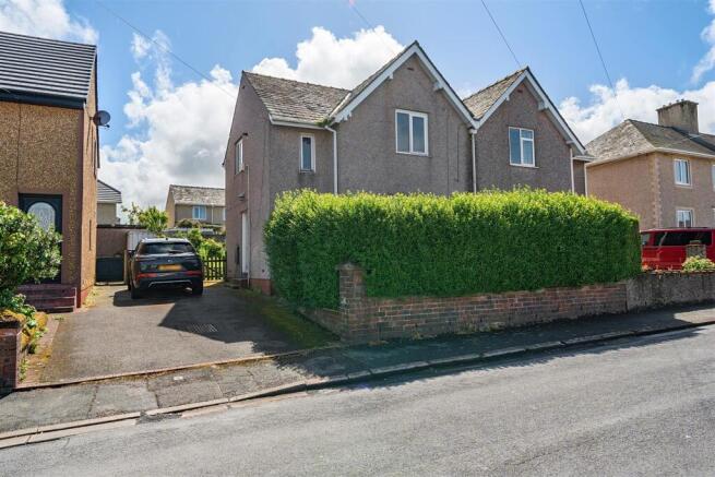 3 bed property, in High Road, £160,000