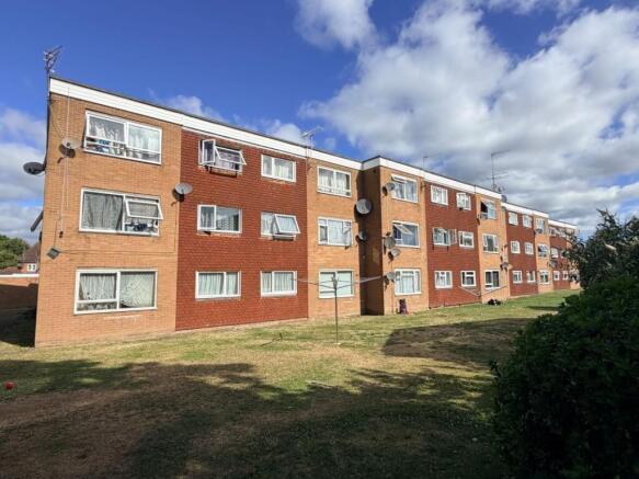 2 bed property, in Tithe Court, £232,000