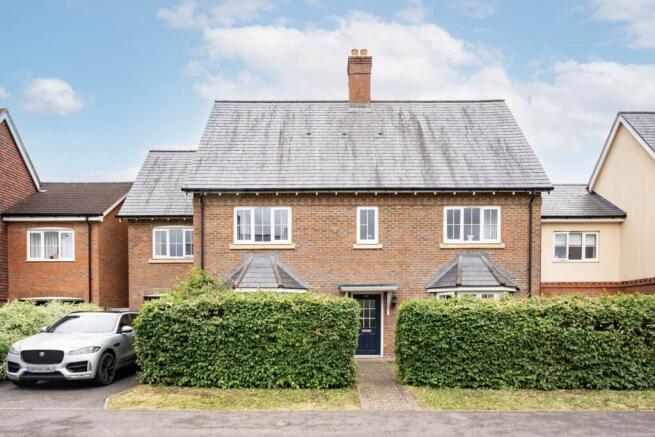 4 bed property, in Churchill Way, £750,000